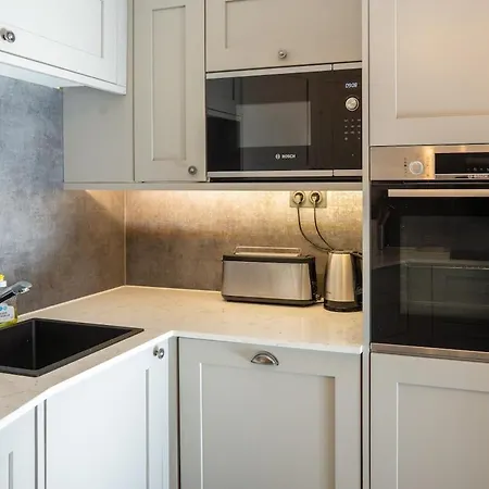 Luxury Sleeps 8 Apartment