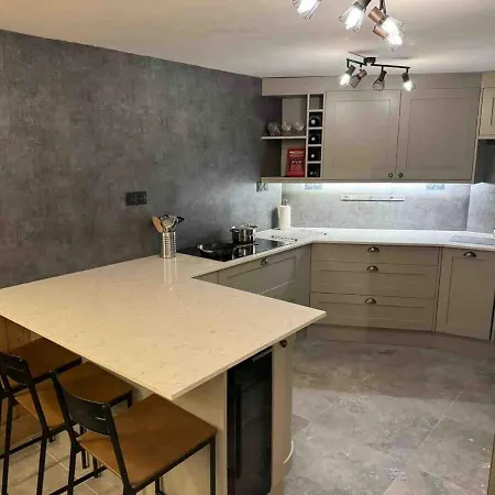 Apartment Luxury Sleeps 8