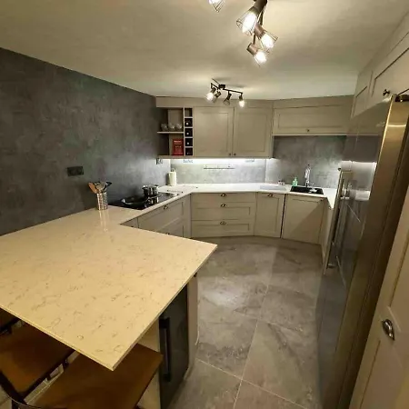 Luxury Sleeps 8 Apartment