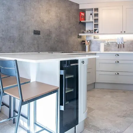 Luxury Sleeps 8 Apartment