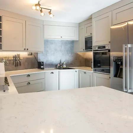 Luxury Sleeps 8 Apartment *
