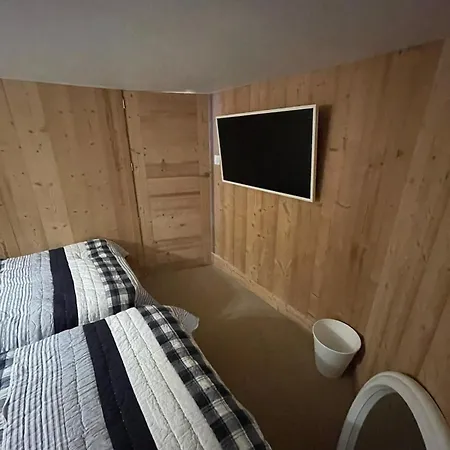 Luxury Sleeps 8 Apartment
