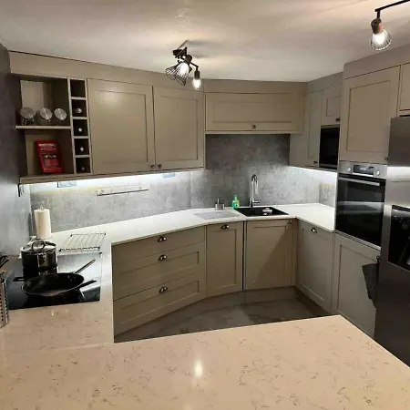 Luxury Sleeps 8 Apartment *