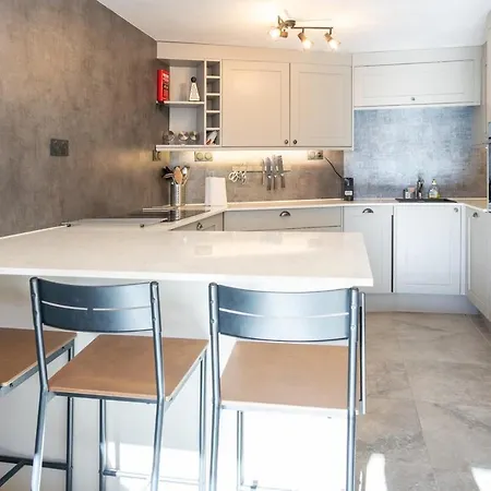 Luxury Sleeps 8 Apartment